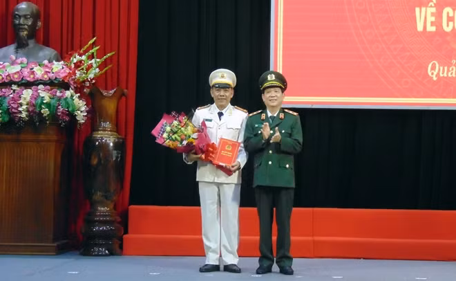 Thứ trưởng Nguyễn Văn Sơn trao quyết định nghỉ chờ hưu cho Đại tá Nguyễn Viết Lợi.