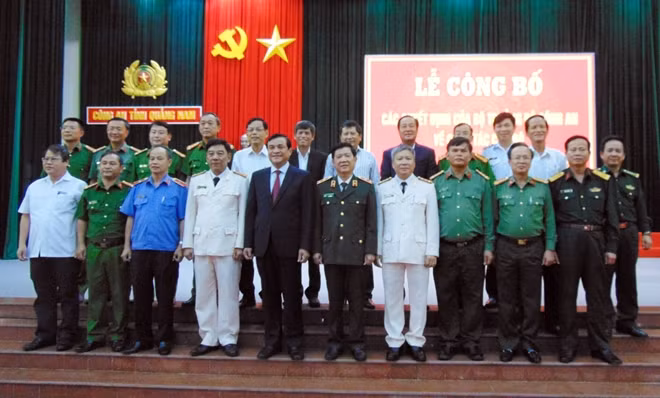 Các đại biểu tham dự buổi lễ.
