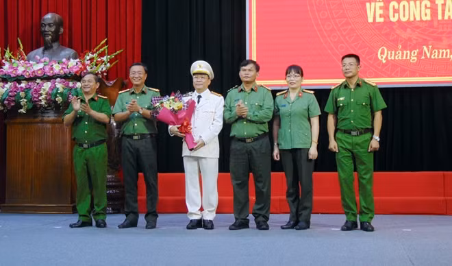 Lãnh đạo chủ chốt Công an tỉnh Quảng Nam tặng hoa chúc mừng Đại tá Nguyễn Đức Dũng được bổ nhiệm giữ chức vụ Giám đốc Công an tỉnh Quảng Nam.