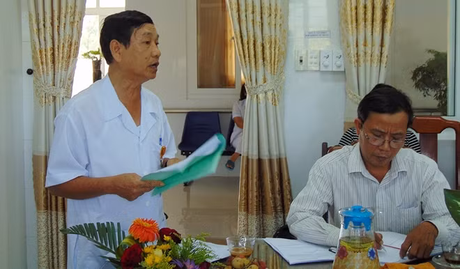 Bác sĩ Hồ Thái, Giám đốc Phòng khám vùng A, báo cáo nhiều khó khăn, vướng mắc trong quá trình hoạt động của phòng khám.