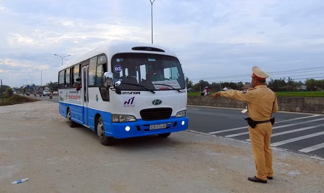 Trạm CSGT Thăng Bình dừng phương tiện kiểm tra trên tuyến QL1A đoạn qua địa bàn tỉnh Quảng Nam.