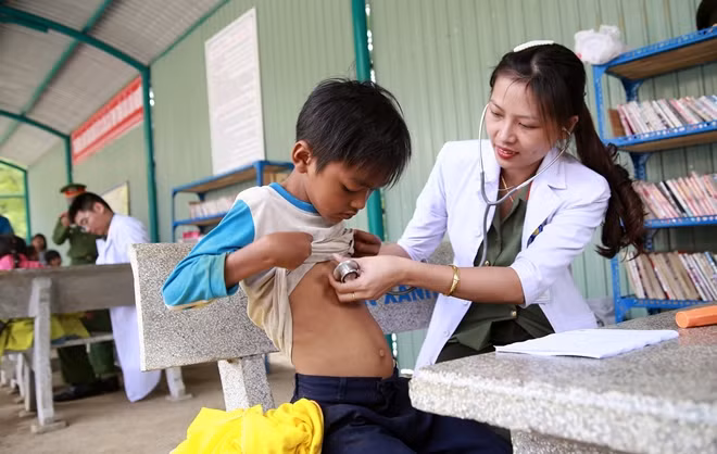 Các đoàn viên thanh niên tổ chức khám bệnh, cấp phát thuốc miễn phí cho các em học sinh.