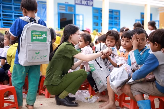 Sự gần gũi, thân tình cùng các em học sinh của tuổi trẻ Công an Quảng Nam.