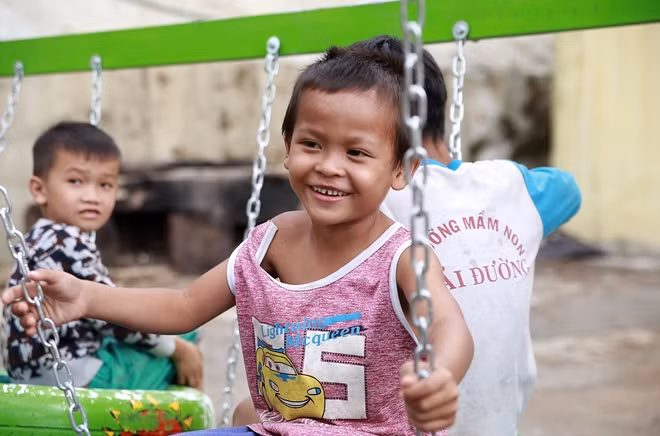 Niềm vui của các em nhỏ khi có được khu vui chơi mới.