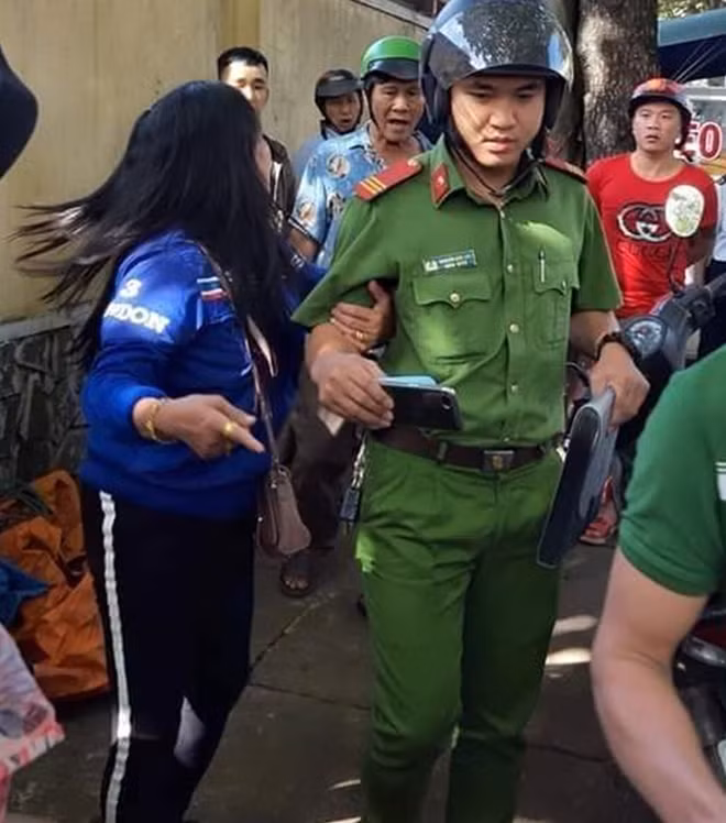 Công an phường Cẩm Phô có mặt tại hiện trường và mời một số người có liên quan về trụ sở xác minh vụ việc.