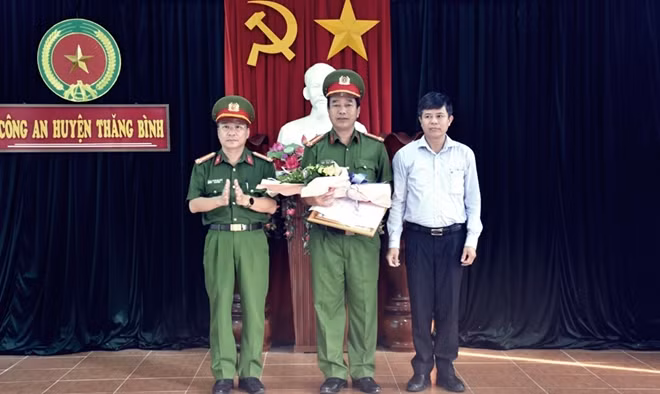 Công an tỉnh Quảng Nam và UBND huyện khen thưởng tập thể Công an huyện Thăng Bình.