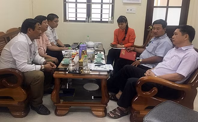 Ông Nguyễn Phú (bìa phải) trao đổi với phóng viên CAND cùng một số đồng nghiệp báo bạn liên quan đến công trình của Công ty Dana Home Land.