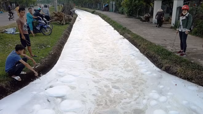 Lớp bột trắng xóa phủ đầy kênh vào chiều 25-2 được người dân ghi lại.
