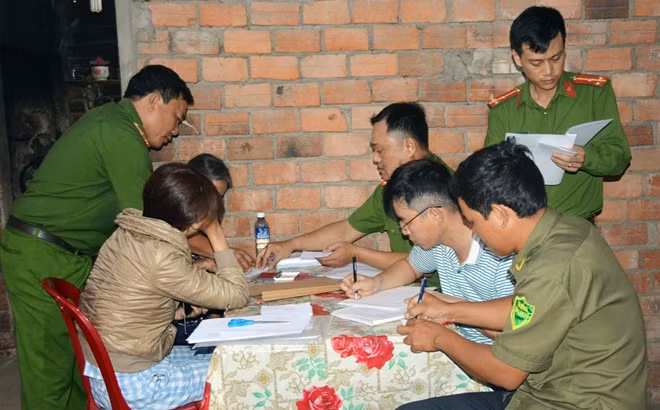 Lực lượng Cảnh sát môi trường lập biên bản vụ việc.