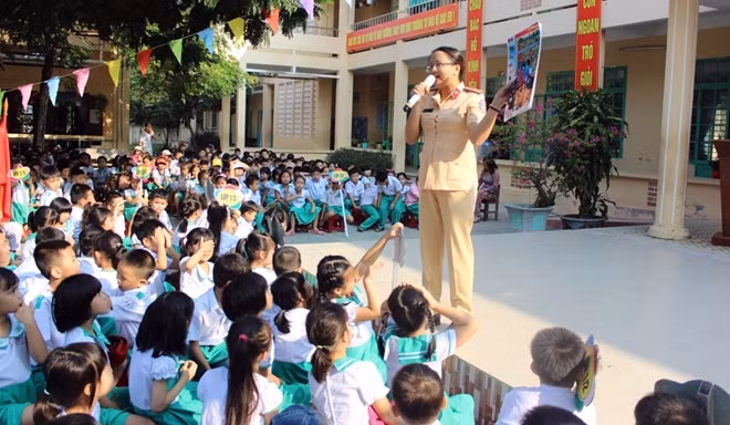 Tuyên truyền viên phổ biến kiến thức pháp luật về giao thông đường bộ cho học sinh.