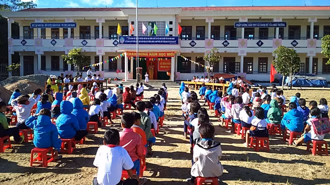 Buổi sinh hoạt dưới cờ rất trật tự và nghiêm túc tại Trường Phổ thông dân tộc bán trú tiểu học Gari.