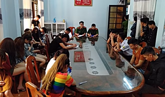 Các đối tượng được đưa về Công an huyện Thăng Bình phục vụ công tác điều tra, xử lý.
