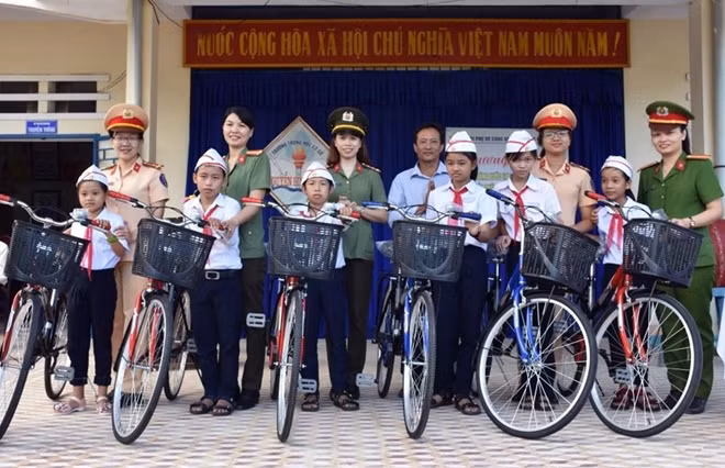 Phụ nữ Công an Quảng Nam trao tặng xe đạp cho học sinh nghèo hiếu học.