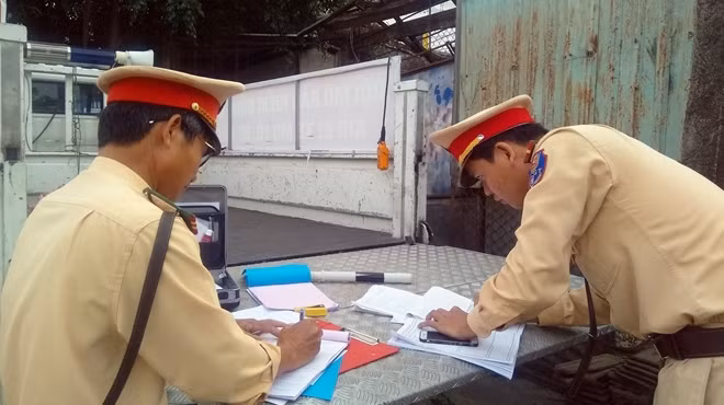 Cán bộ CSGT lập biên bản vi phạm hành chính đối với trường hợp điều khiển xe mô tô, xe gắn máy vi phạm.