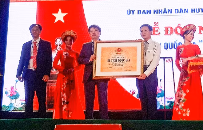 Lãnh đạo UBND tỉnh Quảng Nam trao Bằng xếp hạng Di tích cấp Quốc gia làng cổ Lộc Yên cho lãnh đạo huyện Tiên Phước.
