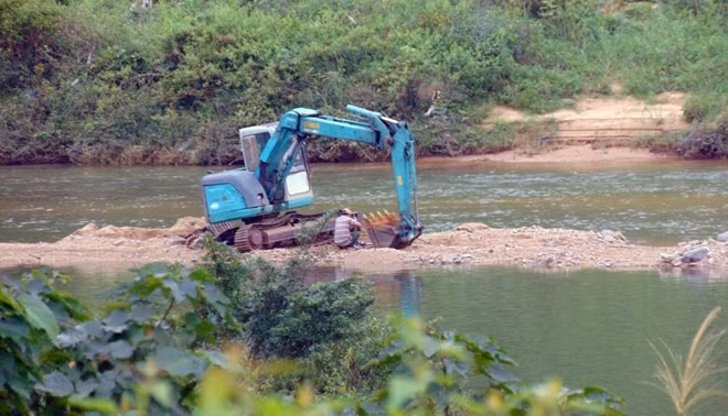 Xe múc tại điểm khai thác cát, sỏi trái phép trên sông A Vương đoạn qua xã Zà Hung, huyện Đông Giang bị hỏng...