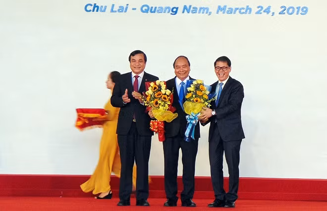 Ông Phan Việt Cường, Ủy viên Trung ương Đảng, Bí thư Tỉnh ủy Quảng Nam (trái) và ông Trần Bá Dương, Chủ tịch HĐQT Công ty CP Ôtô Trường Hải (THACO) tặng hoa cho Thủ tướng Nguyễn Xuân Phúc.