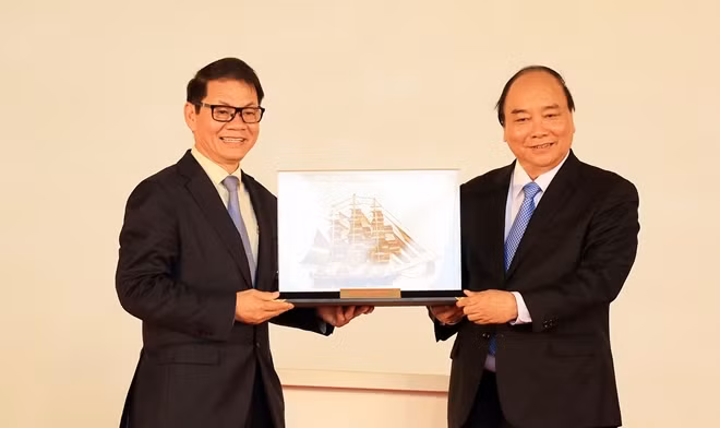 Thủ tướng tặng quà lưu niệm cho ông Trần Bá Dương, Chủ tịch HĐQT Công ty CP Ôtô Trường Hải.