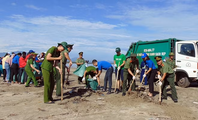 Tuổi trẻ CAND hăng hái tham gia chương trình "Hãy làm sạch biển".