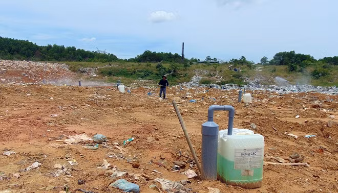 Công nhân xử lý môi trường tại khu xử lý rác thải sinh hoạt Tam Xuân 2, huyện Núi Thành.