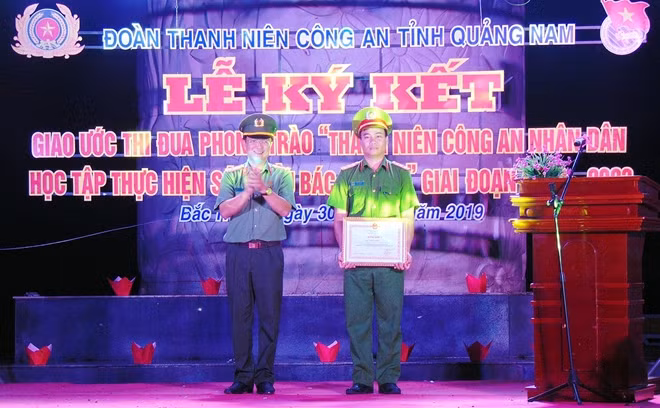 Thừa ủy quyền của Bộ trưởng Bộ Công an, Thượng tá Nguyễn Thành Long, Phó Giám đốc Công an tỉnh Quảng Nam, trao Bằng khen của Bộ trưởng cho Đại úy Ngô Văn Thìn vì thành tích xuất sắc trong thực hiện phong trào “Thanh niên CAND học tập, thực hiện Sáu điều Bác Hồ dạy” giai đoạn 2008-2018.