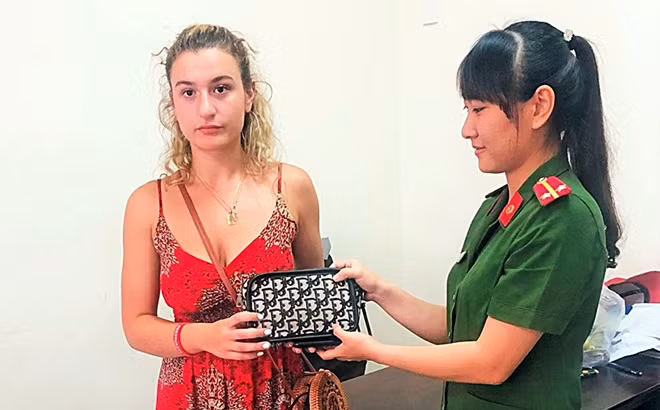 Công an Hội An trao trả tài sản cho chị Marianna.