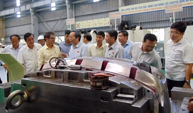 Phó Chủ tịch Quốc hội Phùng Quốc Hiển cùng đoàn công tác đi thăm, làm việc tại Khu phức hợp ôtô Chu Lai - Trường Hải.
