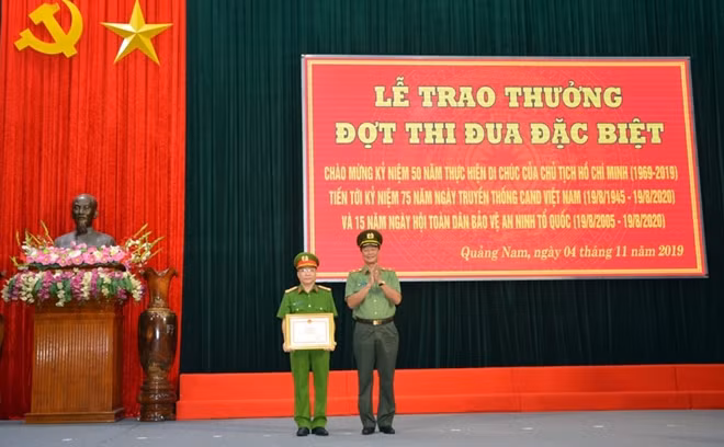 Thừa ủy quyền của Bộ trưởng Bộ Công an, Thiếu tướng Lê Hồng Hiệp trao Bằng khen của Bộ trưởng cho Công an tỉnh Quảng Nam.