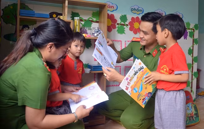 Hướng dẫn các em học tập với sách vở mới.