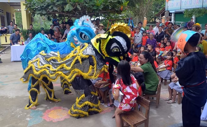 Tổ chức múa lân phục vụ các em và bà con nhân dân.