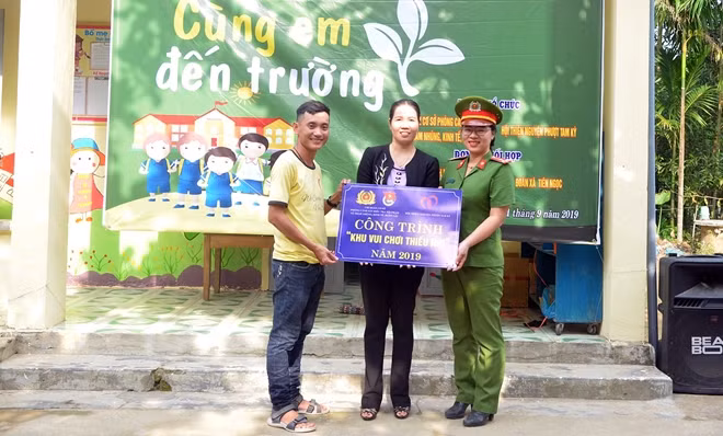 Bàn giao khu vui chơi trẻ em cho điểm trường thôn 2.