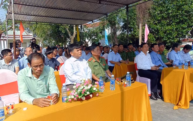 Đông đảo đại biểu và thân nhân các liệt sĩ tham dự lễ khánh thành bia tưởng niệm.