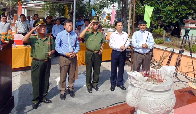 Các đại biểu dâng hương viếng anh linh các liệt sĩ Châu Khê.