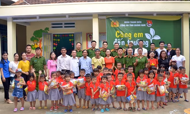 Tặng quà cho các em học sinh có hoàn cảnh khó khăn.