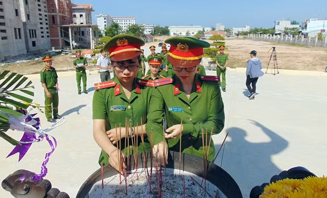 Các đoàn viên thanh niên dâng hương tri ân Bác Hồ.