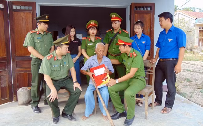 Thăm, tặng quà gia đình cụ Huỳnh Tầm.