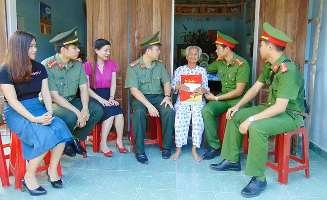 Thăm, tặng quà Mẹ Việt Nam anh hùng Đặng Thị Biền.