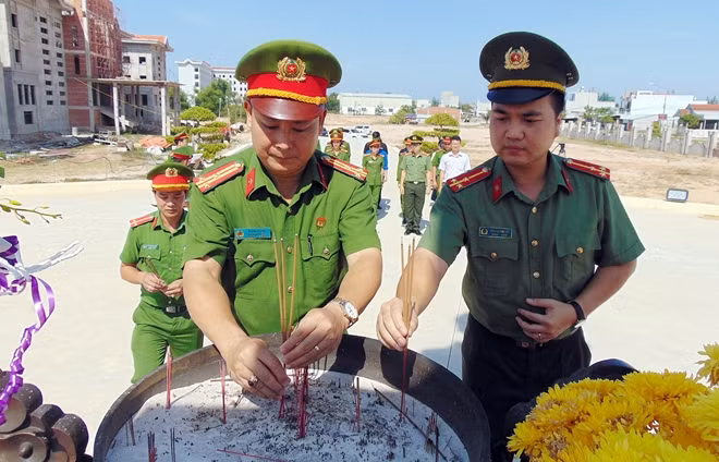 Thượng tá Bùi Nghi Lâm và Thượng úy Trần Quang Huy, Bí thư Đoàn Thanh niên Cục Truyền thông CAND, dâng hương tại Tượng đài Bác Hồ.