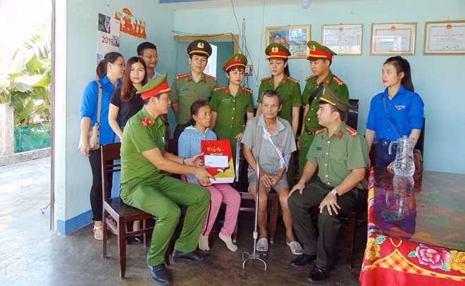 Thăm, tặng quà gia đình thương binh Nguyễn Công Thắng.