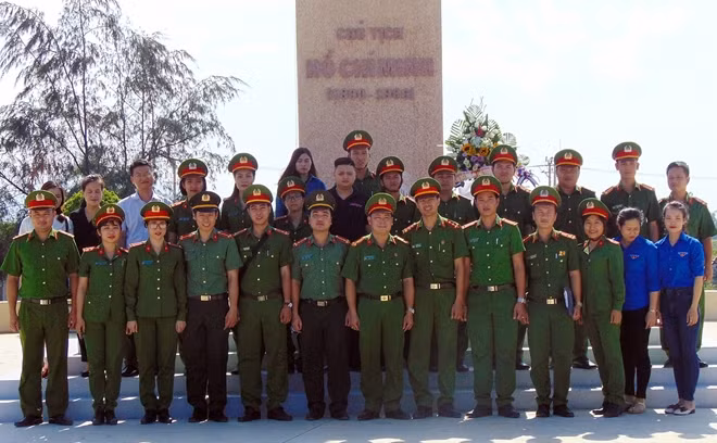 Cán bộ, đoàn viên Trường Trung cấp CSND V và Cục Truyền thông CAND tại Tượng đài Chủ tịch Hồ Chí Minh.