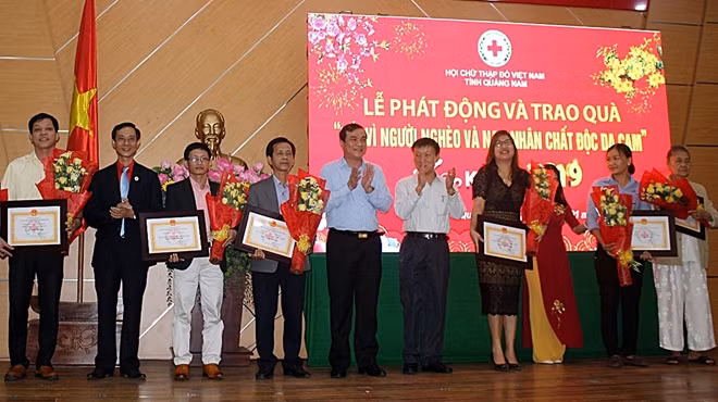 Lãnh đạo tỉnh Quảng Nam trao giấy công nhận tấm lòng vàng cho các doanh nghiệp, nhà hảo tâm.