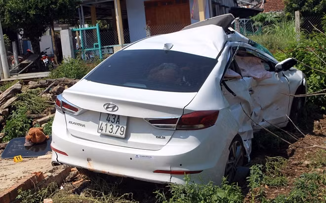 Chiếc ô tô bị biến dạng sau vụ tai nạn.