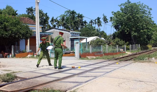 Lực lượng Công an khám nghiệm hiện trường, điều tra nguyên nhân vụ tai nạn.