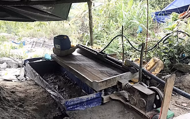 Phương tiện, máy móc phục vụ việc khai thác vàng trái phép tại hiện trường.