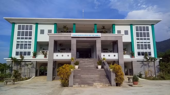Phòng khám đa khoa vùng A Đại Lộc vắng hẳn bệnh nhân đến khám bệnh sau khi được đưa về Trung tâm Y tế huyện Đại Lộc quản lý.