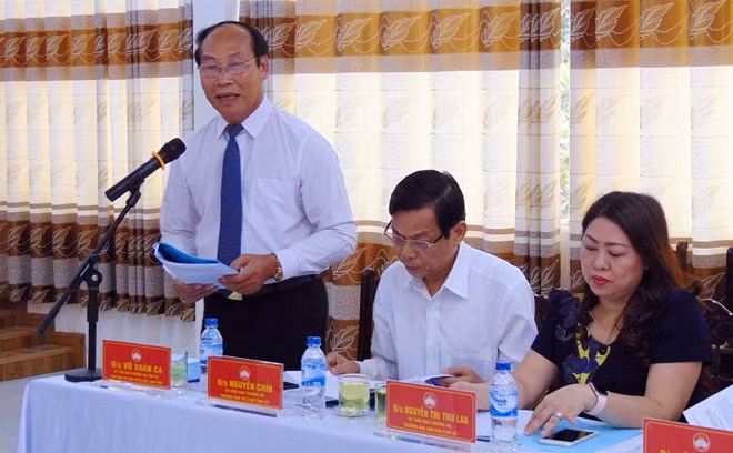 Đồng chí Võ Xuân Ca báo cáo quá trình chuẩn bị và tổ chức Đại hội MTTQ Việt Nam các cấp với đoàn công tác.