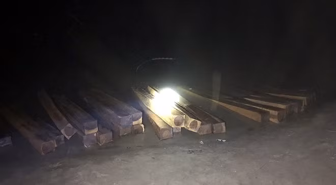 Số gỗ lậu trên sông Vu Gia bị thu giữ.