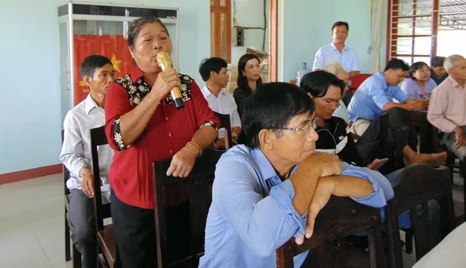 Bà Phạm Thị Thảo, một người dân xã Đại Lãnh, trình bày bức xúc với lãnh đạo chủ chốt của huyện Đại Lộc tại buổi đối thoại về vấn đề đưa Phòng khám đa khoa khu vực vùng A về Trung tâm Y tế huyện quản lý.