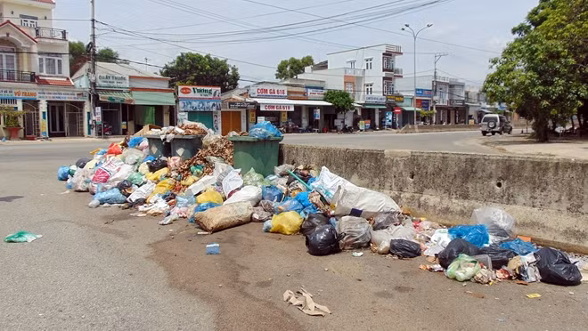 Việc người dân ngăn cản xe chở rác vào Khu xử lý rác Tam Nghĩa và bãi xử lý rác Tam Xuân những ngày qua đã khiến hàng ngàn m3 rác bị ứ đọng trong các khu dân cư, nguy cơ gây ô nhiễm môi trường.