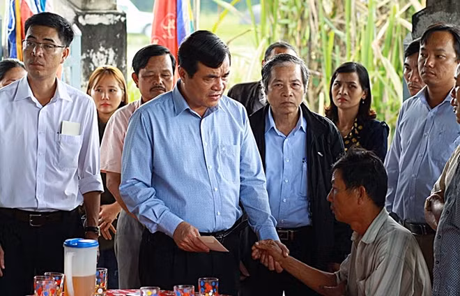 Bí thư Tỉnh ủy Phan Việt Cường thăm hỏi, hỗ trợ cho gia đình em Nguyễn Văn Ý.